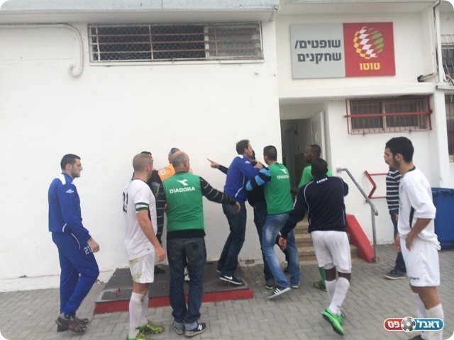 ואי אפשר בלי המהומה בסיום. יקר תוקף את טיאר (אלירן ברנשטיין)